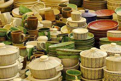 印度街頭市場上五顏六色的家用陶瓷產品。